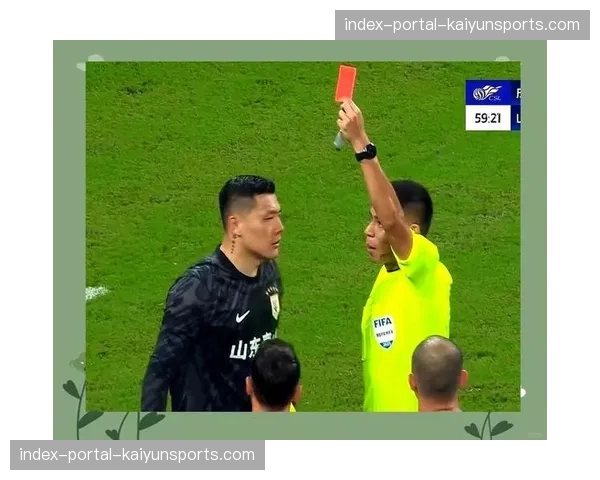 主裁判向上海海港球员出示本赛季中超首张红牌