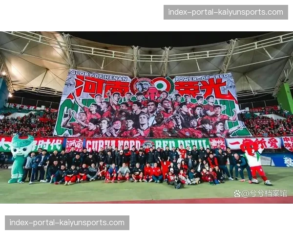 【2026年4月中超联赛·赛中·特写特写镜头：河南球迷远征军雨夜高歌，陪伴球队客场取分